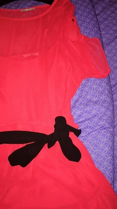 Robe rouge avec ceinture noir 2
