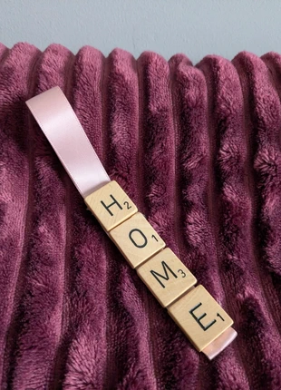 'Home' roze (kerst) hanger van Scrabble letters, merk: Handgemaakt, staat: Nieuw zonder prijskaartje, € 1,50, € 2,28 inclusief Kopersbescherming