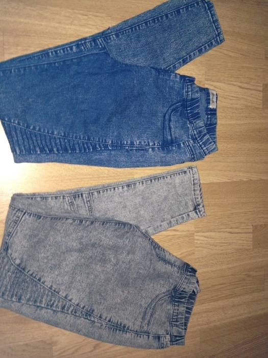 deux jeans similaire bleu taille 38 et gris taille 40