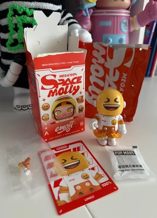 Pop Mart mega space molly Emoji 100% - Lmao, marke: POPMART, zustand: Neu, größe: Einheitsgröße, 18,00 €, 19,60 € inklusive Vinted-Käuferschutz