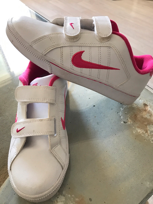 Baskets Nike blanche et rose fluo 2