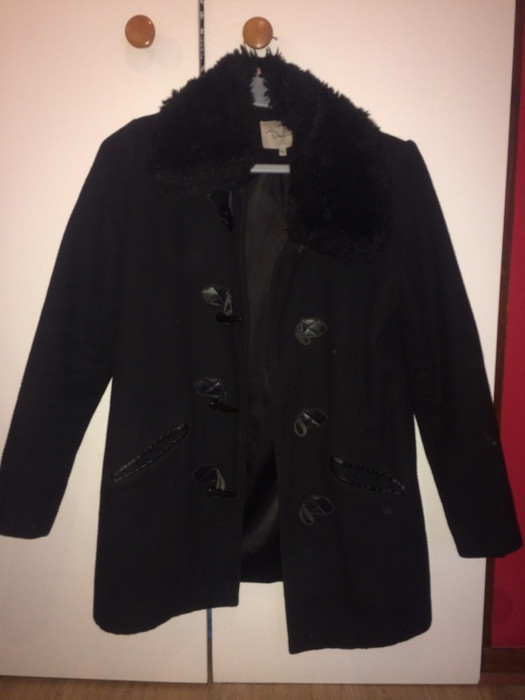 Manteau noir avec fourrure  1