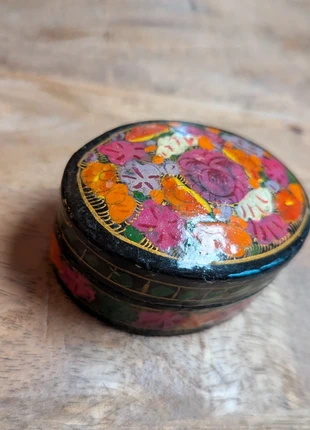 Vintage Hand Painted Papier Mâché Trinket Box – Floral, marque: Vintage Bazaar, état: Bon état, 8,00 €, 9,10 € Protection acheteurs incluse
