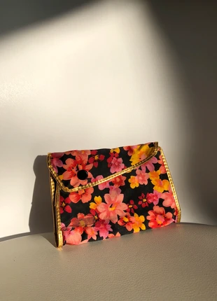 Vintage flower pocket with golden details, merk: Vintage, staat: Goed, € 5,00, € 5,95 inclusief Kopersbescherming