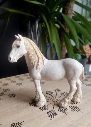 Figurine Jument Shire Schleich – Cheval blanc – Figurine de collection, marque: Schleich, état: Très bon état, taille: 4 ans / 104 cm, 6,00 €, 7,00 € Protection acheteurs incluse