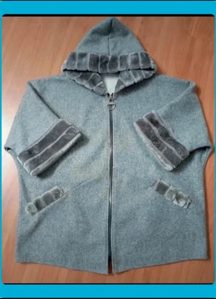 Capa cinzenta com fecho Tamanho Único | Cape grise avec fermeture Taille Unique, marca: Local, estado: Muito bom, tamanho: Tamanho único, €20.00, €21.70 inclui Proteção do Comprador