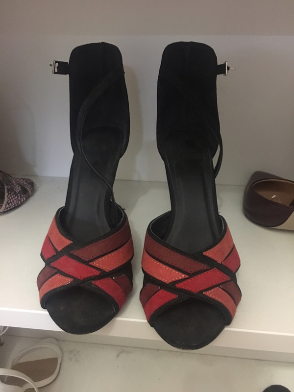 Sandales à talons noires et rouges 2