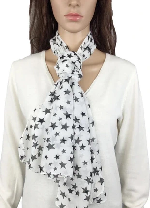 Foulard blanc avec étoiles noires pour femme, brand: sans marque, condition: Very good, €6.00, €7.00 includes Buyer Protection Pro