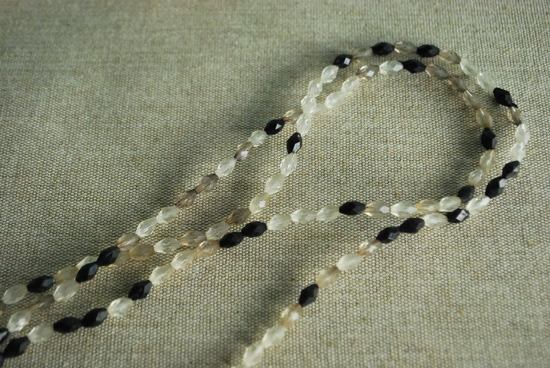 Long collier / sautoir de perles noires, beiges et transparentes style bohème 3