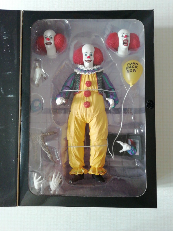 Action figure Pennywise di NECA versione 2 dal film "It" 3