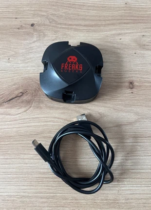 Chargeur pour 4 joy con Nintendo switch, brand: freaks geeks, condizioni: Ottime, €6.00, €7.00 include la Protezione acquisti