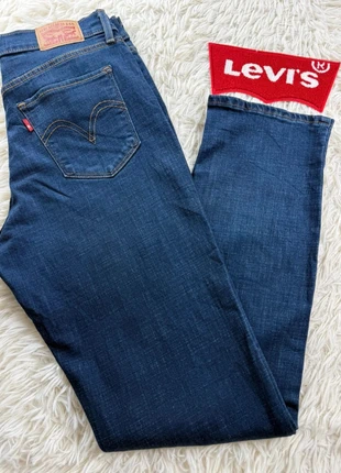 Jean Lévi’s Classic Straight W28 FR38 L30. L1551, brand: Levi's, condizioni: Ottime, taglia: M / IT 42 / EU 38, €21.00, €22.75 include la Protezione acquisti Pro