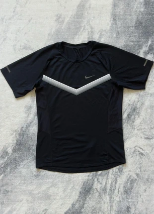 t-shirt nike pro dri-fit noir réflectif taille s performance, marke: Nike, zustand: Sehr gut, größe: S, 18,00 €, 19,60 € beinhaltet Vinted-Käuferschutz Pro