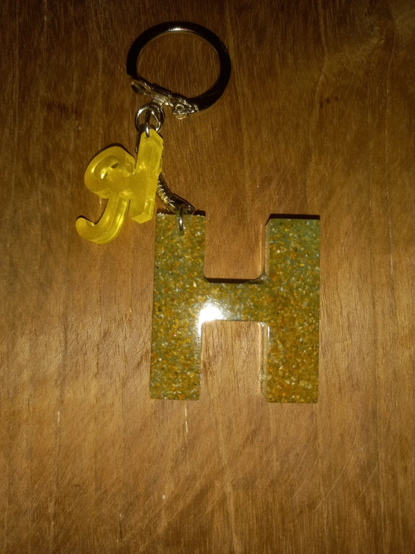 Porte clé sable lettre H résine epoxy