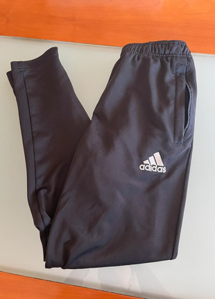Calças de fato treino Adidas M – pretas (Climalite, muito bom estado), brand: adidas, condizioni: Ottime, taglia: M, €20.00, €21.70 include la Protezione acquisti
