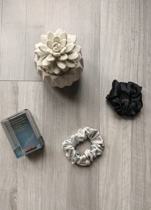 🎀 Lot de 2 Chouchous en soie 💖 L’accessoire premium indispensable pour des boucles sublimées, merk: SOIE, staat: Nieuw met prijskaartje, € 9,00, € 10,15 inclusief Kopersbescherming