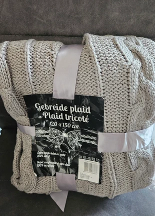 Grijs gebreide plaid deken gebreid, staat: Nieuw met prijskaartje, maat: 125 x 150 cm, € 10,00, € 11,20 inclusief Kopersbescherming