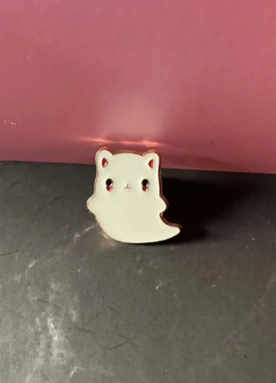 Spook met Kattenhoofd Pin – Kawaii Goth – Creepy Cute Accessoire, merk: NO LABEL, staat: Nieuw zonder prijskaartje, € 3,00, € 3,85 inclusief Kopersbescherming