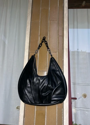 Borsa nera con catena, brand: Bershka, condizioni: Nuovo senza cartellino, €2.00, €2.80 include la Protezione acquisti