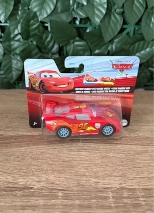 Voiture Disney Cars Flash McQueen with Racing Wheels Rouge, marca: Mattel, estado: Novo com etiquetas, tamanho: Tamanho único, €6.00, €7.00 inclui Proteção do Comprador Pro