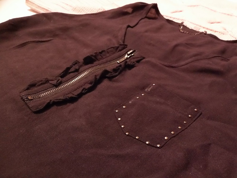 T-Shirt noir avec zip 3
