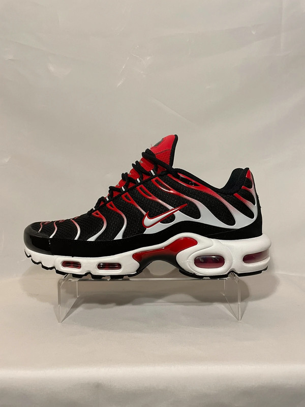 University red black hotsell white 'air max plus