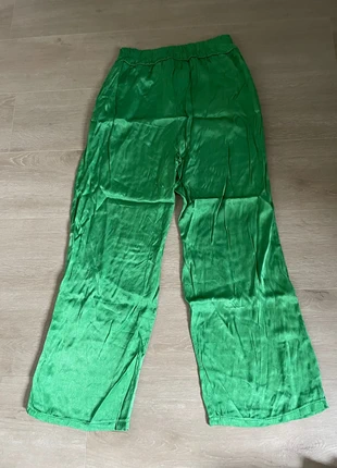 Pantalon vert vif fluide satiné – taille unique, état: Très bon état, taille: Taille unique, 2,00 €, 2,80 € Protection acheteurs incluse