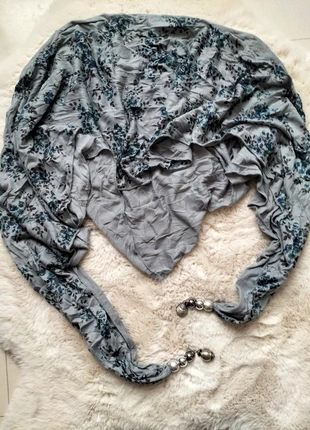 Magnifique écharpe châle gris sans marque, état: Très bon état, 5,00 €, 5,95 € Protection acheteurs incluse