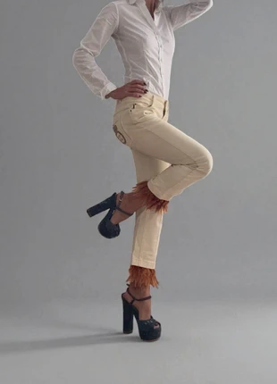 Pantalones únicos Just Cavalli con detalles en dorado y plumas, marca: Roberto Cavalli, estado: Muito bom, tamanho: S / 36 / 8, €53.00, €56.35 inclui Proteção do Comprador