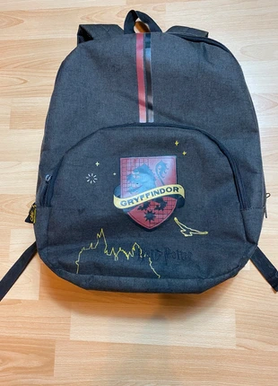 🎒 Sac à dos Harry Potter gris bon  état 3 zips fonctionnels, marke: Harry Potter, zustand: Gut, 12,00 €, 13,30 € inklusive Vinted-Käuferschutz