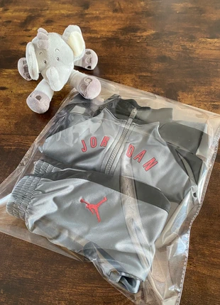 Ensemble bébé Jordan 9 mois +doudou, merk: Jordan, staat: Heel goed, maat: 9-12 maanden / 74 cm, € 10,00, € 11,20 inclusief Kopersbescherming