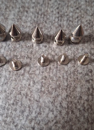 5 spikes stud, marque: Punk Rave, état: Neuf sans étiquette, 3,00 €, 3,85 € Protection acheteurs incluse