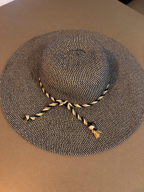 Chapeau bleu marine et doré 1