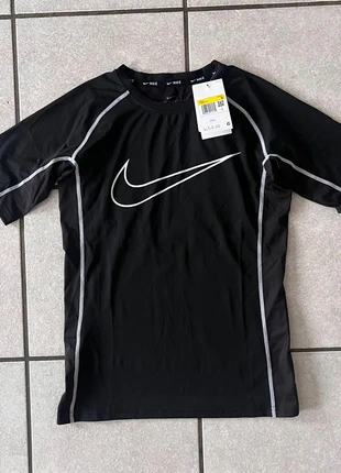 tee shirt nike pro, brand: Nike, condizioni: Nuovo con cartellino, taglia: S, €24.99, €26.94 include la Protezione acquisti