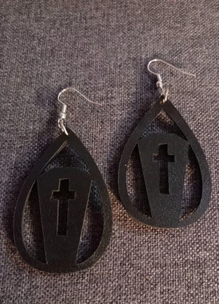 Orecchini Goth in ecopelle nera con bara e croce forata ., marke: Alternative, zustand: Sehr gut, 6,50 €, 7,53 € inklusive Vinted-Käuferschutz