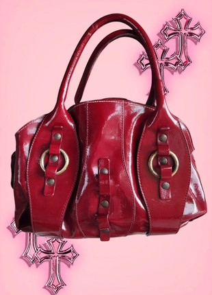 Vintage y2k red patent leather shoulder bag, marque: Vintage Dressing, état: Bon état, 24,00 €, 25,90 € Protection acheteurs incluse