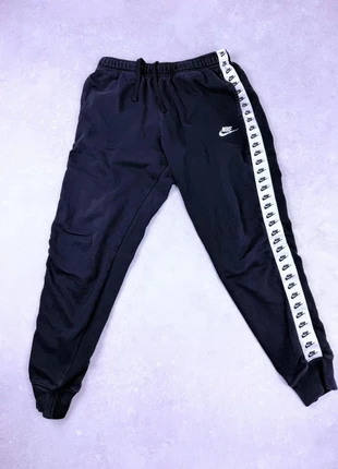 Jogging Nike Sportswear Fleece Noir – Bandes logo – Taille M, marque: Nike, état: Bon état, taille: M, 7,00 €, 8,05 € Protection acheteurs incluse