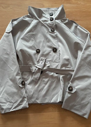 trench court style Bershka, marque: Boutique indépendante, état: Neuf sans étiquette, taille: XS / 34 / 6, 50,00 €, 53,20 € Protection acheteurs incluse