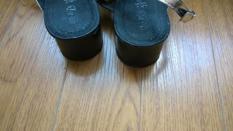 Nu-pieds en simili cuir noir et argent 4