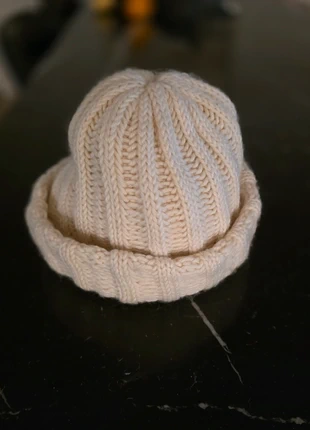 Gebreide crème kleurige muts, merk: Hand Knitted, staat: Goed, maat: Universele maat, € 4,00, € 4,90 inclusief Kopersbescherming