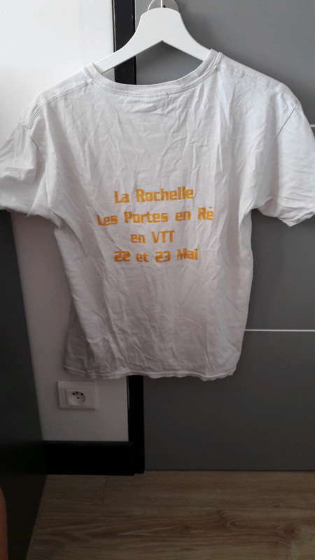 T shirt Blanc avec criture jaune Vinted