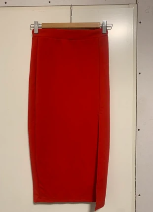 Rode rok met spleet, merk: Amisu, staat: Heel goed, maat: XS / 34 / 6, € 3,00, € 3,85 inclusief Kopersbescherming