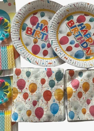 Verjaardagsfeest set, bordjes, servetten & kaarsjes, staat: Nieuw met prijskaartje, € 4,00, € 4,90 inclusief Kopersbescherming