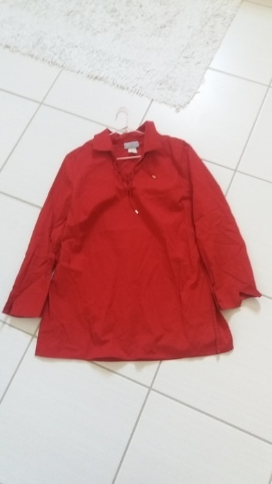 une chemise rouge