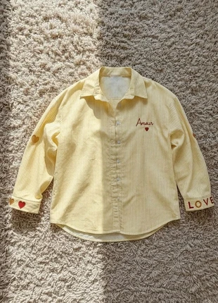 Chemise jaune “Amour & Love” 💛, marca: GlossiPop, estado: Muito bom, tamanho: S / 36 / 8, €44.99, €47.94 inclui Proteção do Comprador