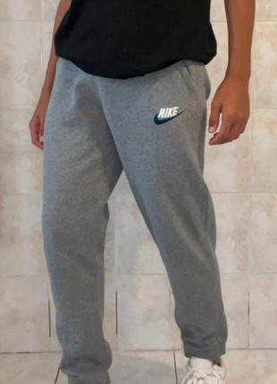 Pantalon de jogging Nike gris taille xl – parfait état. logo brodé, marque: Nike, état: Très bon état, taille: XL, 17,00 €, 18,55 € Protection acheteurs incluse