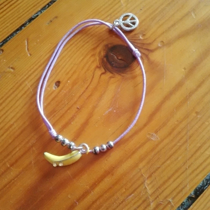 Bracelet fin avec pendentif banane et peace and love 1