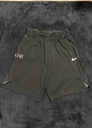 Short Nike noir sport - taille M, brand: Nike, condizioni: Buone, taglia: M, €10.00, €11.20 include la Protezione acquisti