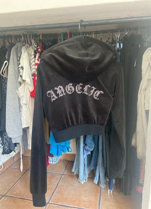 Veste taille xs avec capuche et strass à l’arrière écrit Angelic, marque: H&M, état: Neuf sans étiquette, taille: XS / 34 / 6, 4,00 €, 4,90 € Protection acheteurs incluse