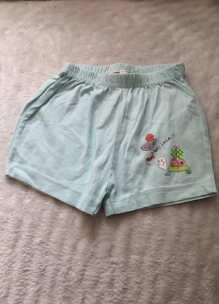 Short, staat: Heel goed, maat: 9-12 maanden / 74 cm, € 1,00, € 1,75 inclusief Kopersbescherming